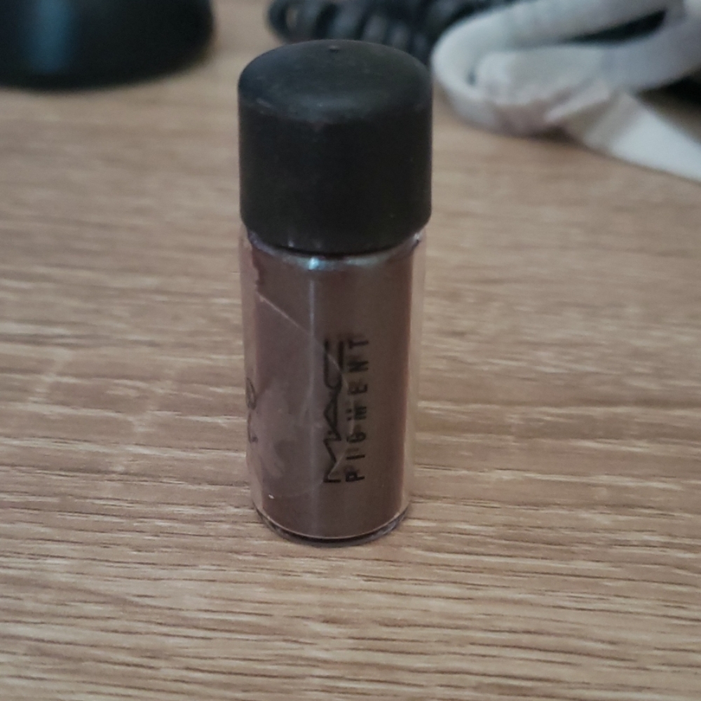 MAC loose pigment in blue brown